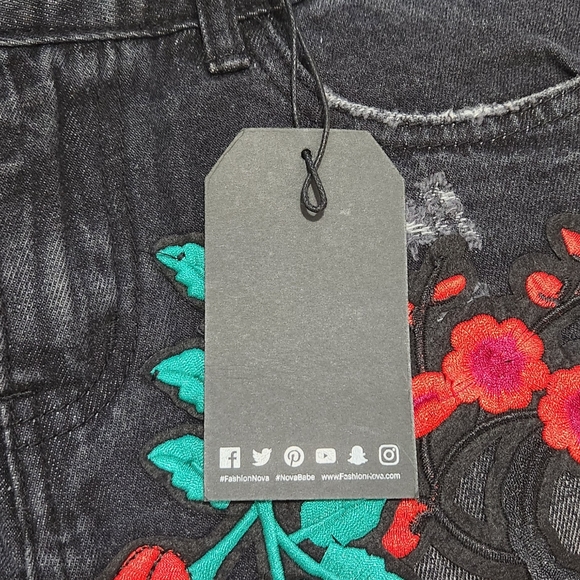 Fashion Nova Denim Shorts Size S - Picture 7 of 13